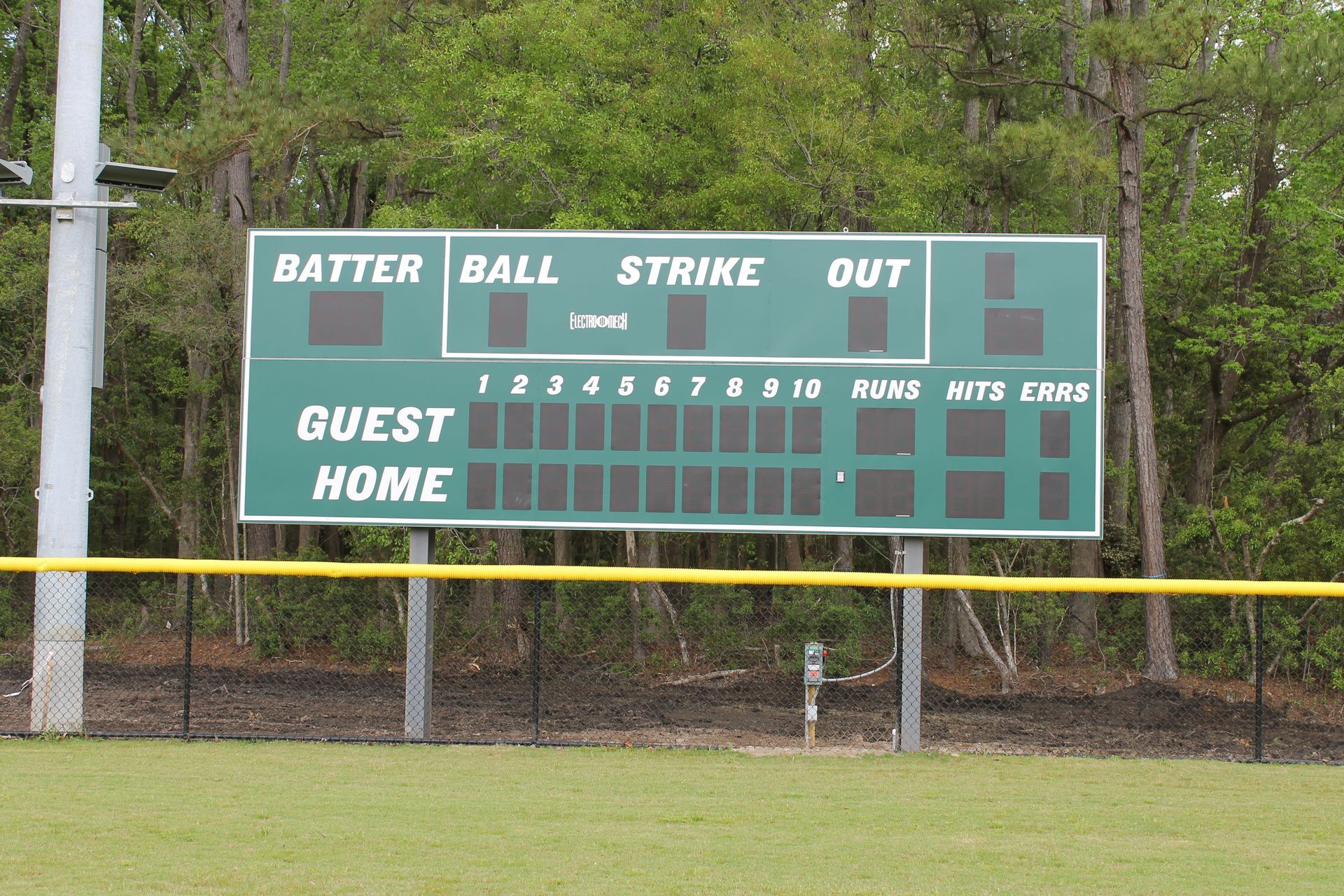 Baseball scoreboard on a green background. Displays scores for guest and home teams, plus batter, ball, strike, and out counts.