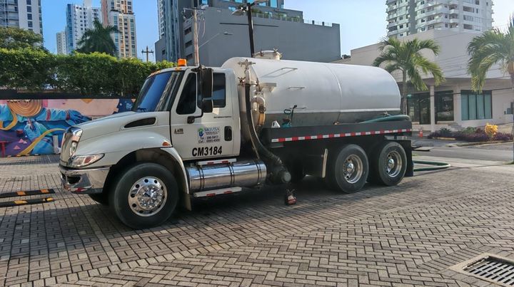 TRANSPORTE Y MANEJO DE DESECHOS LÍQUIDOS