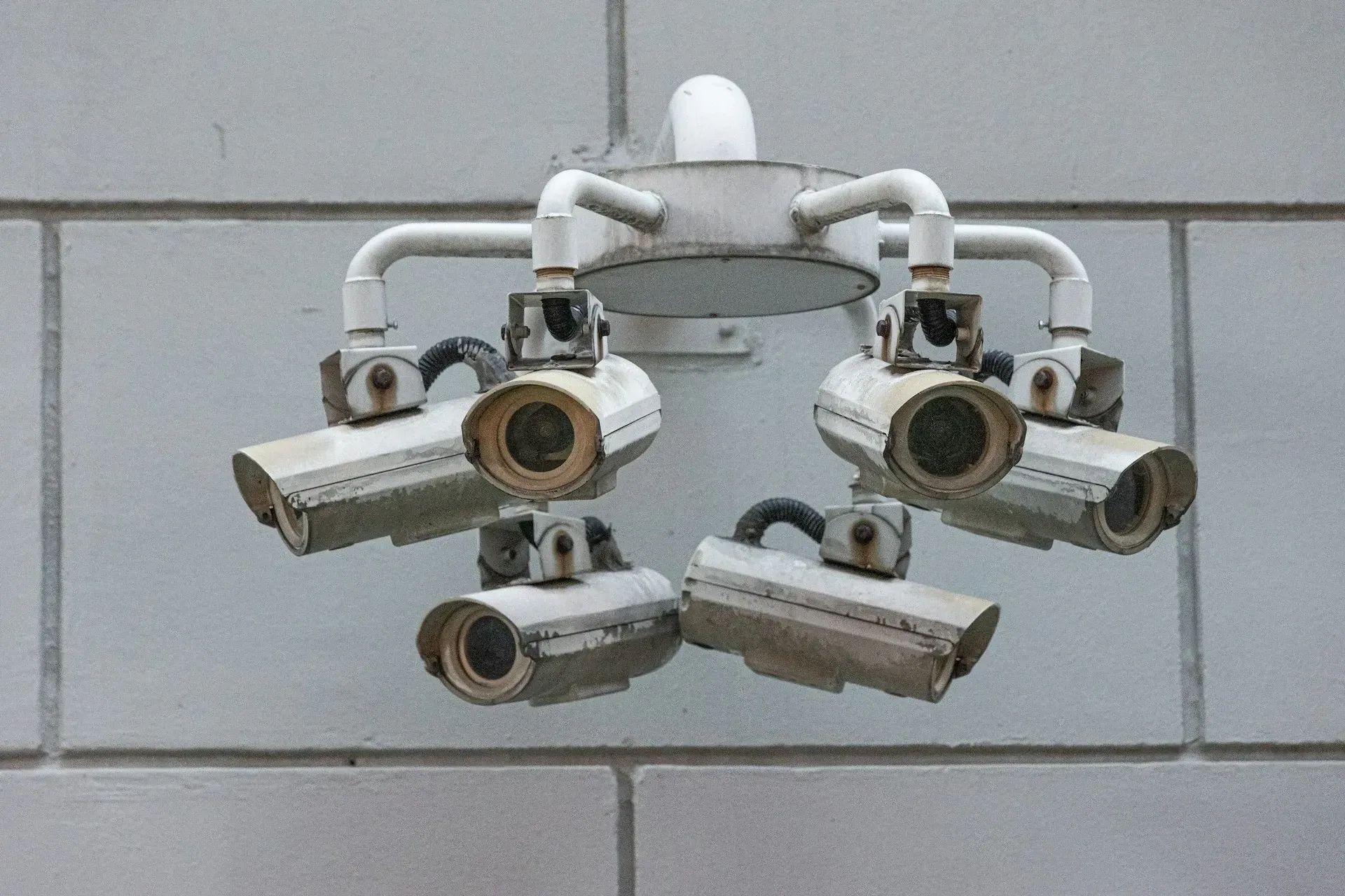 Wireless security cameras with full degree field of view
