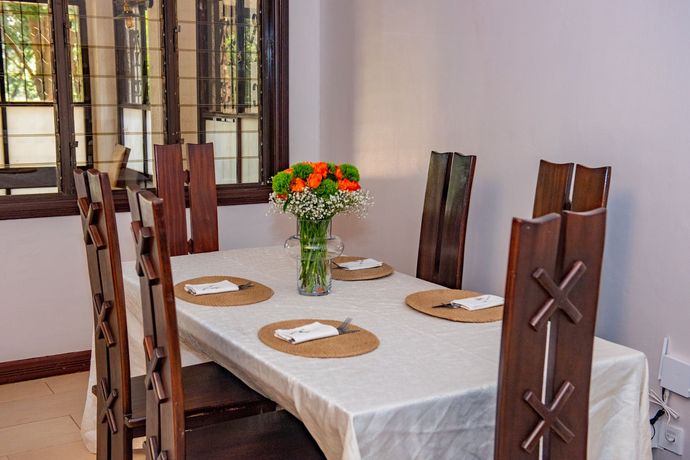Cozy Stead Dining table 