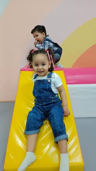 Madre e hijo jugando en un centro de desarrollo infantil