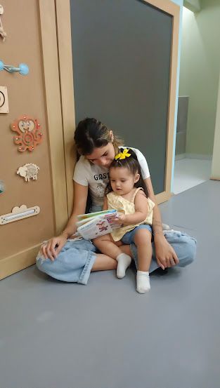 Madre y peque en una actividad de estimulación sensorial