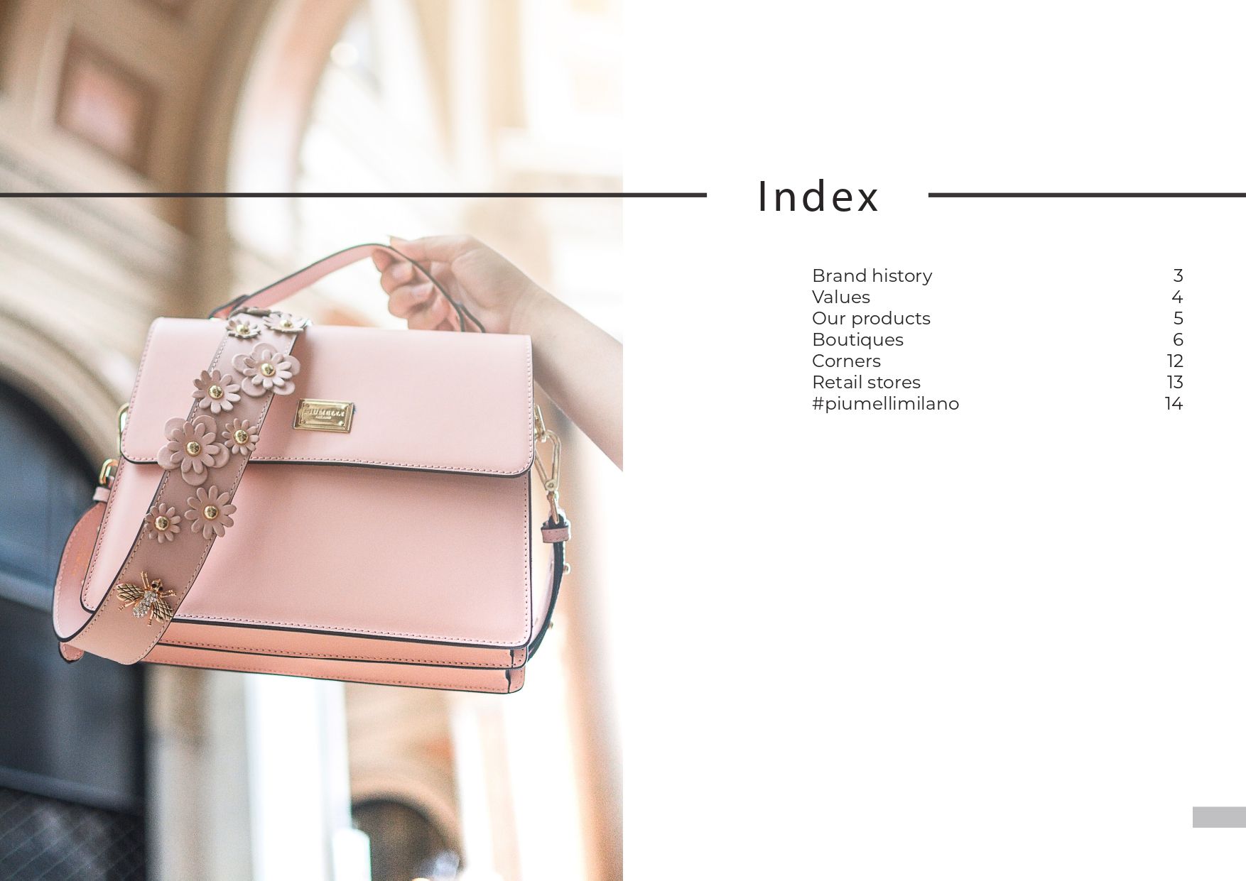 Rosa Handtasche mit floralem Riemen und Index auf der rechten Seite.