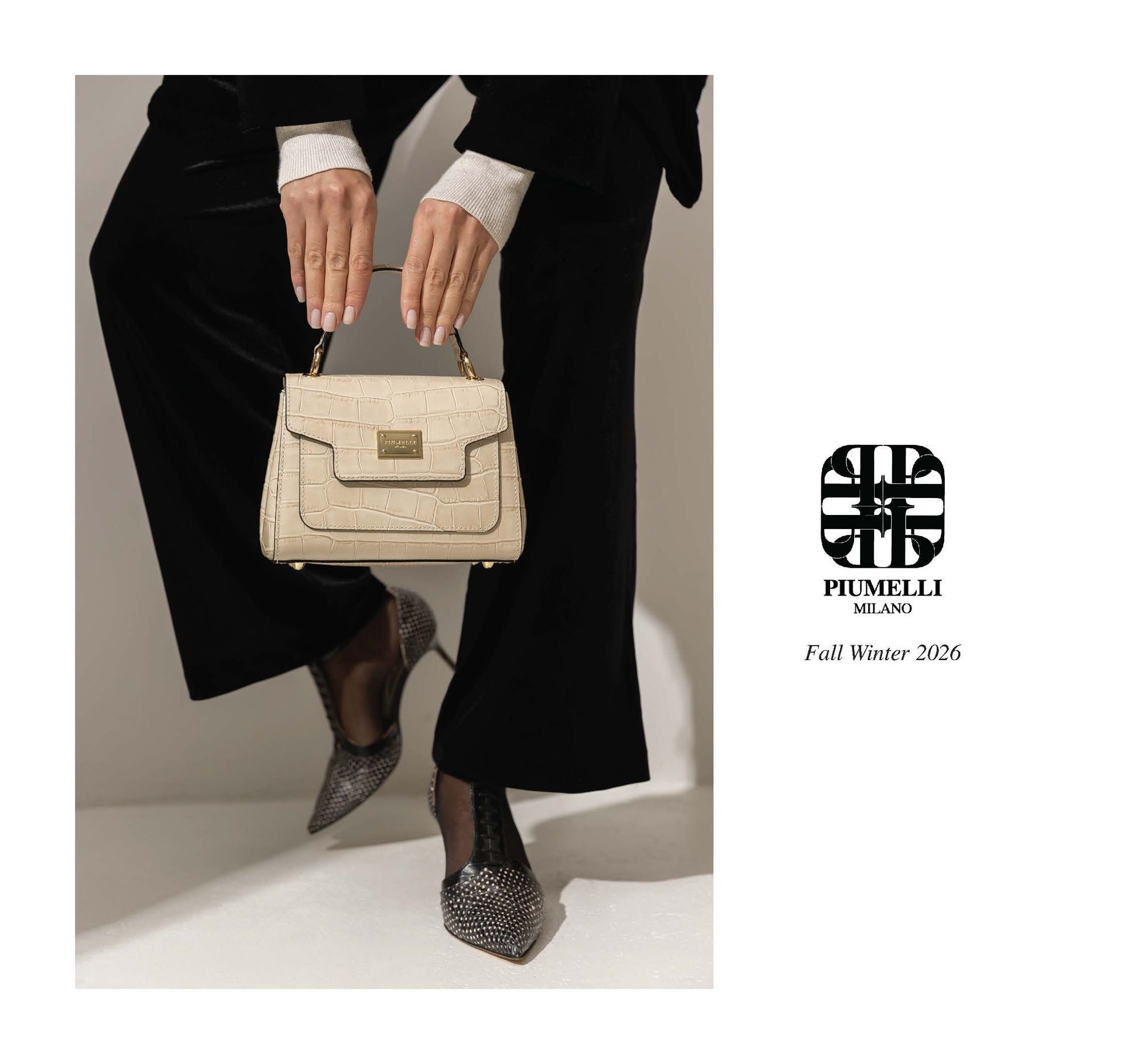 Frau mit beiger Handtasche, trägt schwarze Hose, Schuhe und Jacke. Pomellato-Logo in Weiß.