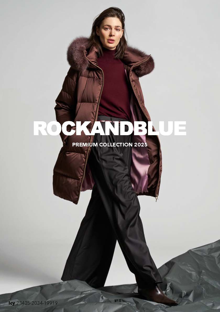 Frau in braunem Daunenmantel mit Pelzkapuze, bordeauxrotem Oberteil und schwarzer Hose. Rockandblue-Logo.