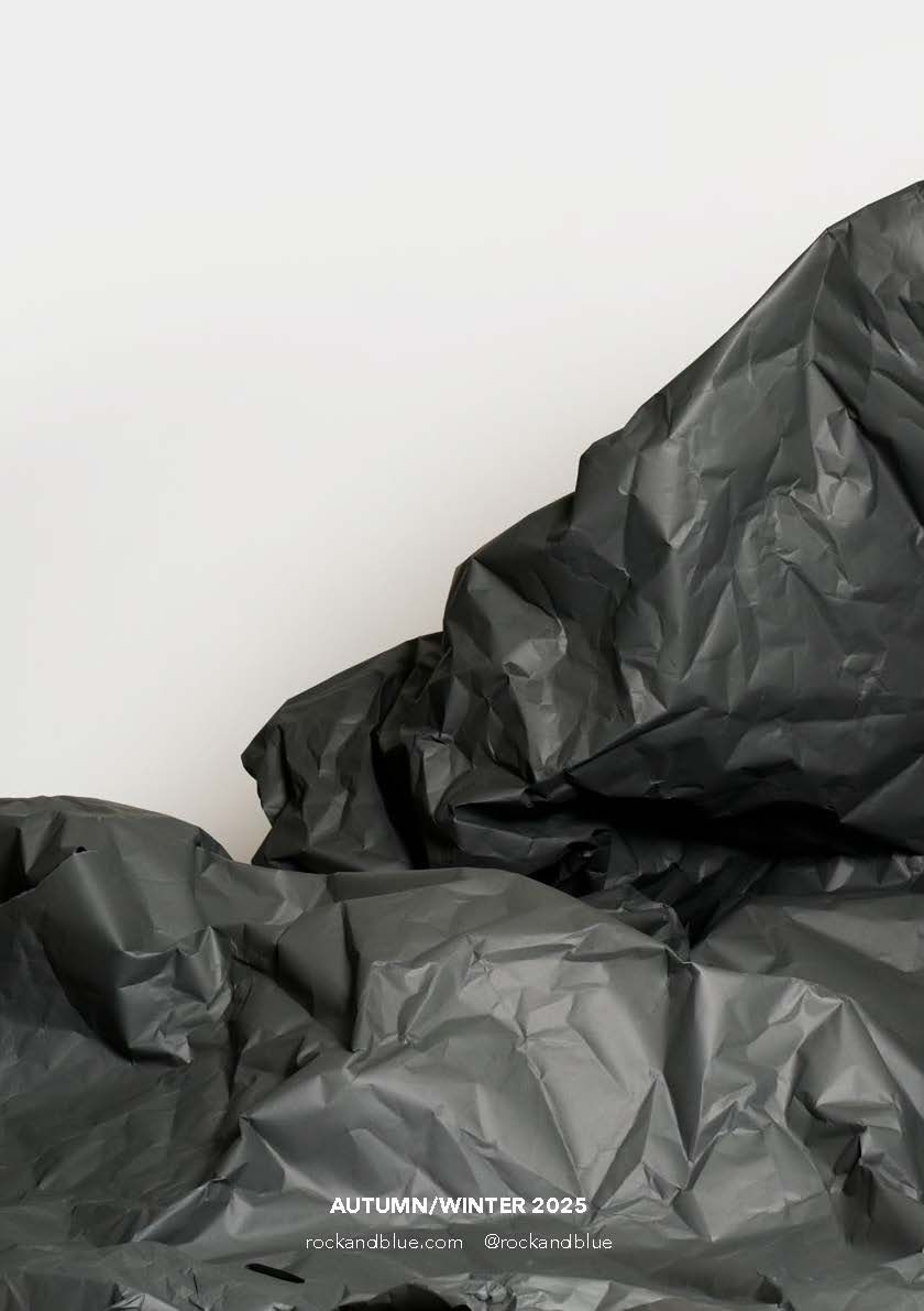Ein zerknitterter Haufen schwarzer Plastikfolie vor weißem Hintergrund. Der Text „Kunst, 2023“ ist sichtbar.