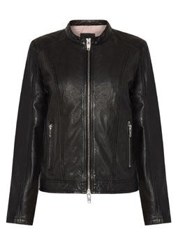 Schwarze Lederjacke mit Reißverschluss vorne und zwei Reißverschlusstaschen.