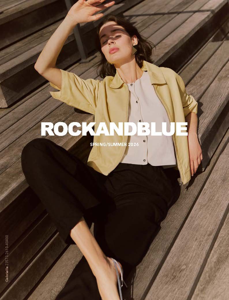 Frau in hellgelber Jacke und schwarzer Hose auf Holzstufen, Hand bedeckt Gesicht mit Schatten. Rockandblue-Logo.