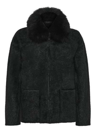 Schwarze Jacke mit Pelzkragen und Vordertaschen.