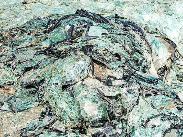 Superficie rocciosa astratta con pietre grigio-verdastre e venature minerali scure