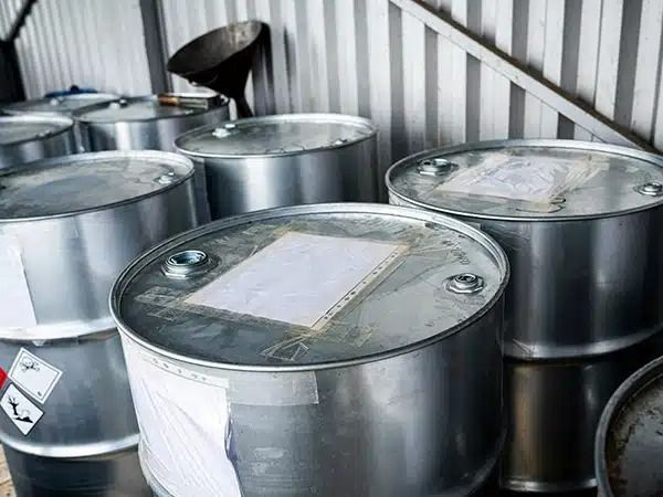 Fusti metallici impilati in un magazzino o in un'area di stoccaggio