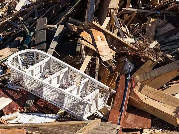 Scala bianca danneggiata ridotta a un cumulo di detriti e legno rotto dopo la distruzione.