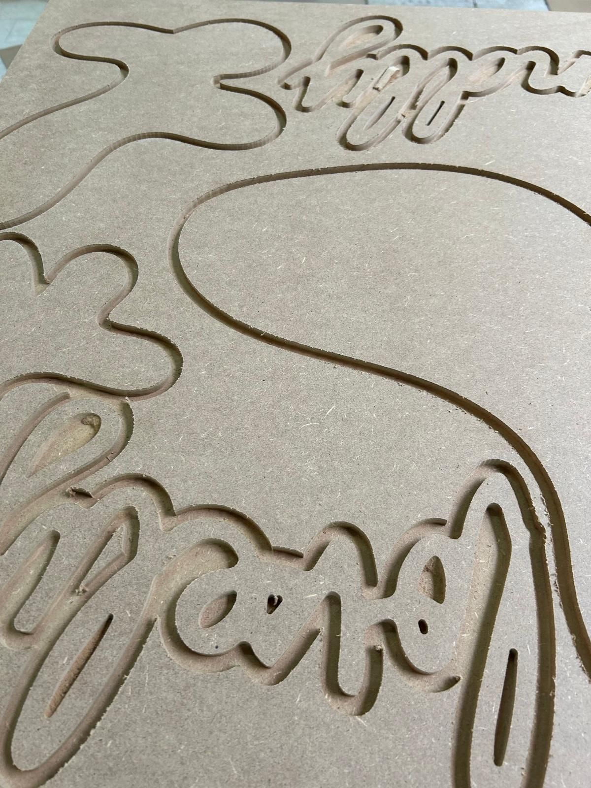 Cartello in legno tagliato al laser con testo in corsivo decorato e ritagli a forma di nuvola.