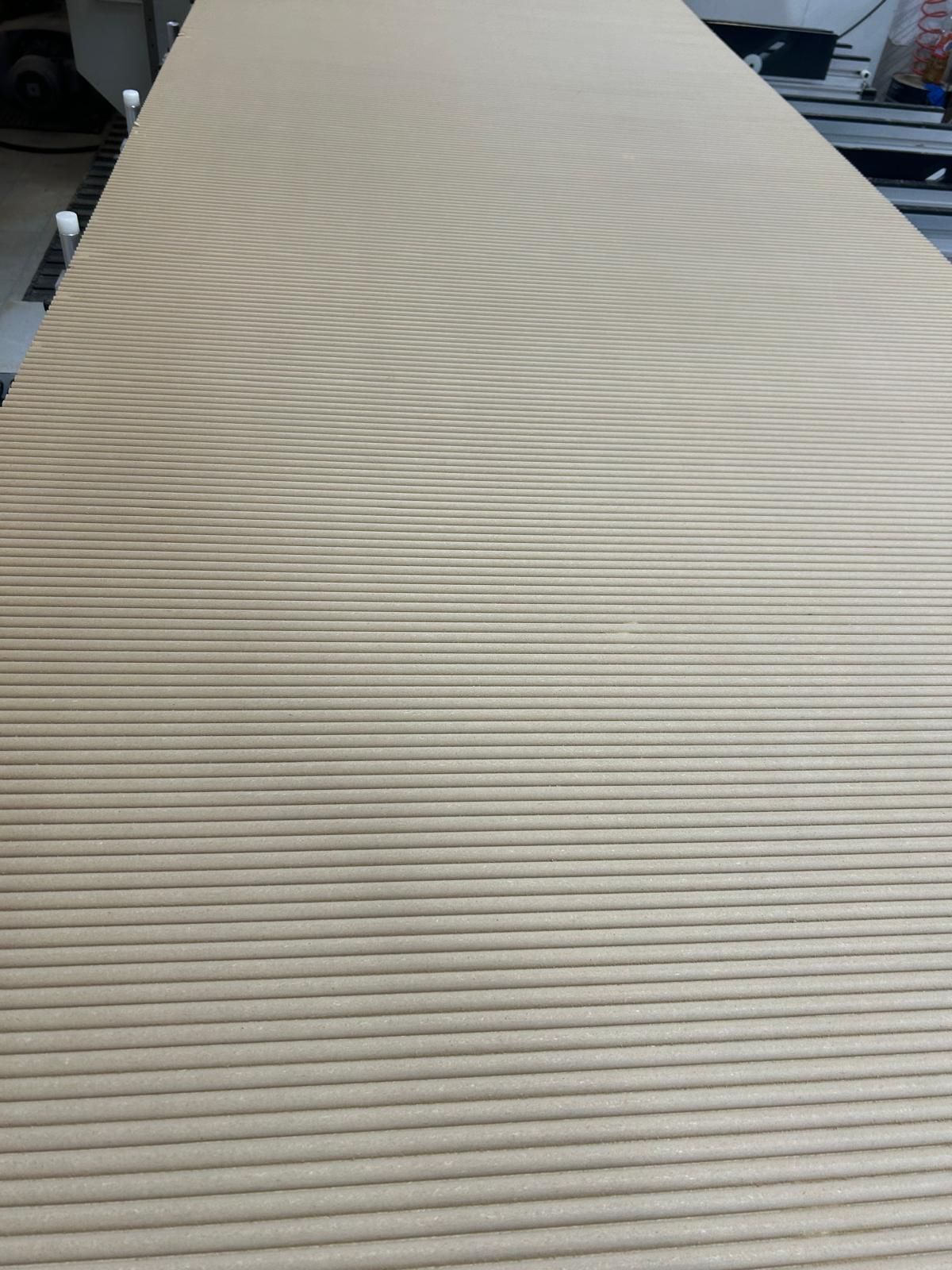 Primo piano di un tavolo in legno chiaro con una sottile venatura ondulata.