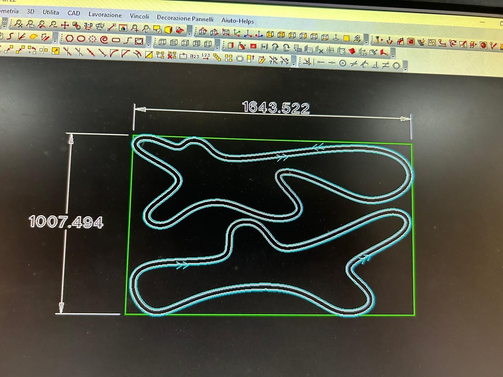 Schermata CAD che mostra un contorno bianco in un rettangolo verde con le dimensioni indicate su sfondo nero.