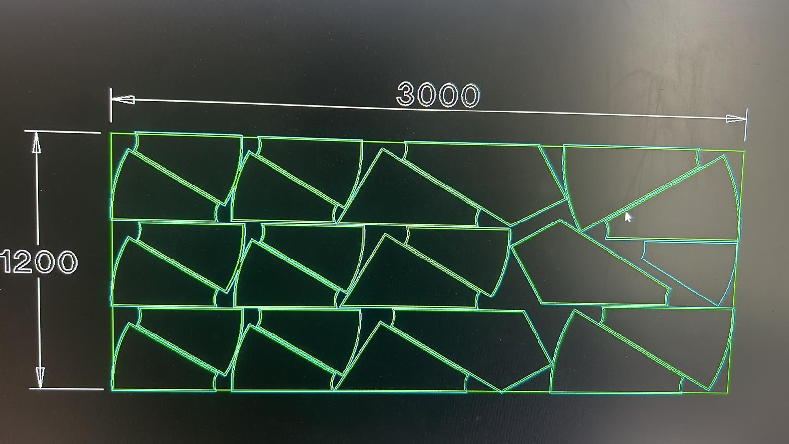 Disegno tecnico in bianco e nero di un pannello rettangolare di 1800 x 1200 mm con motivo poligonale verde irregolare.