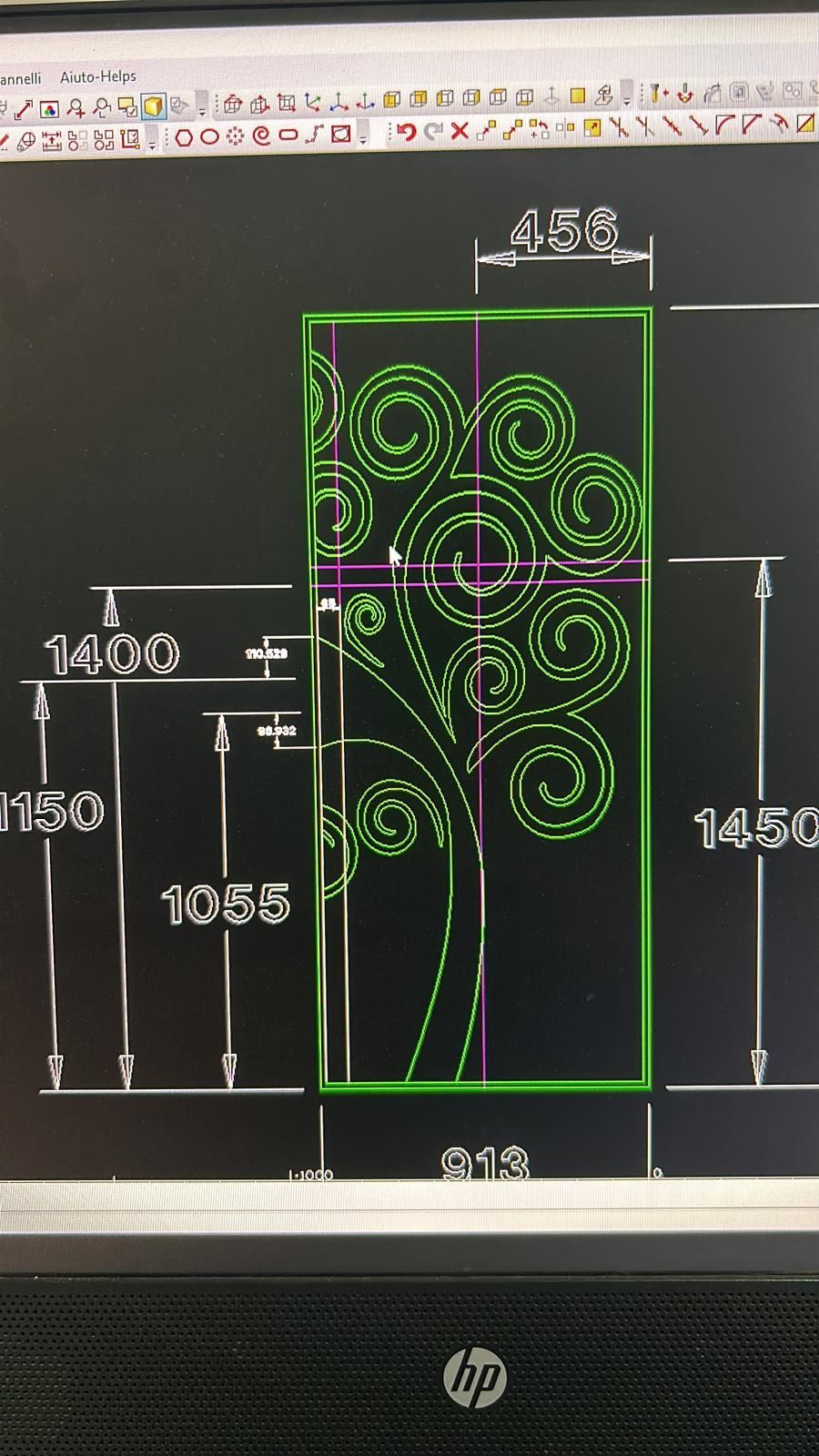 Schizzo verticale di un disegno floreale verde su sfondo nero, con indicatori di misura e dimensioni in bianco.
