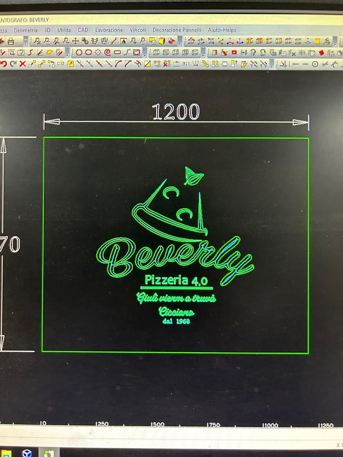 Mockup di logo verde su sfondo nero con una persona stilizzata e la scritta