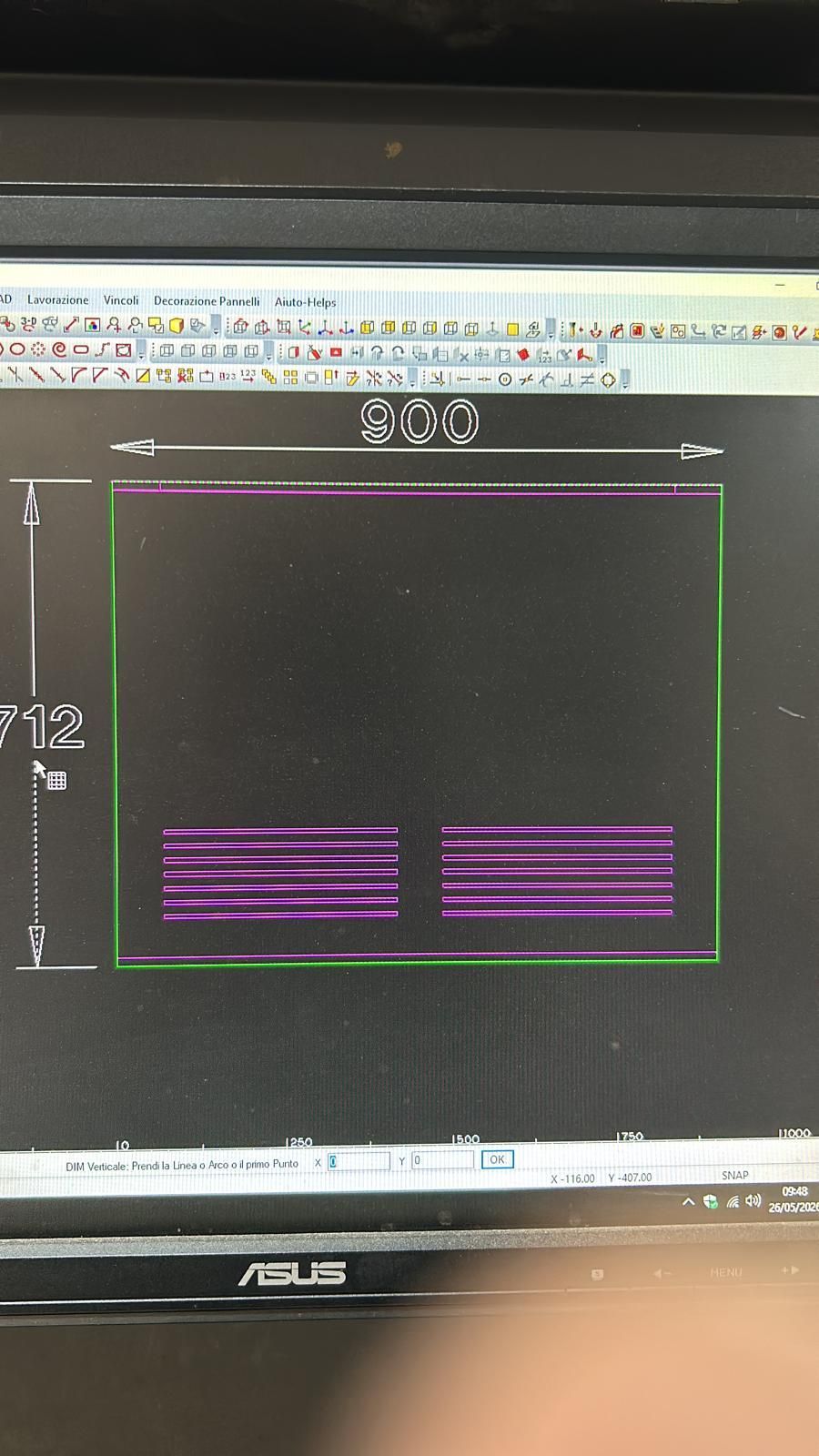 Schermata del computer che mostra uno sfondo scuro con un layout grafico magenta e verde e barre degli strumenti del software.