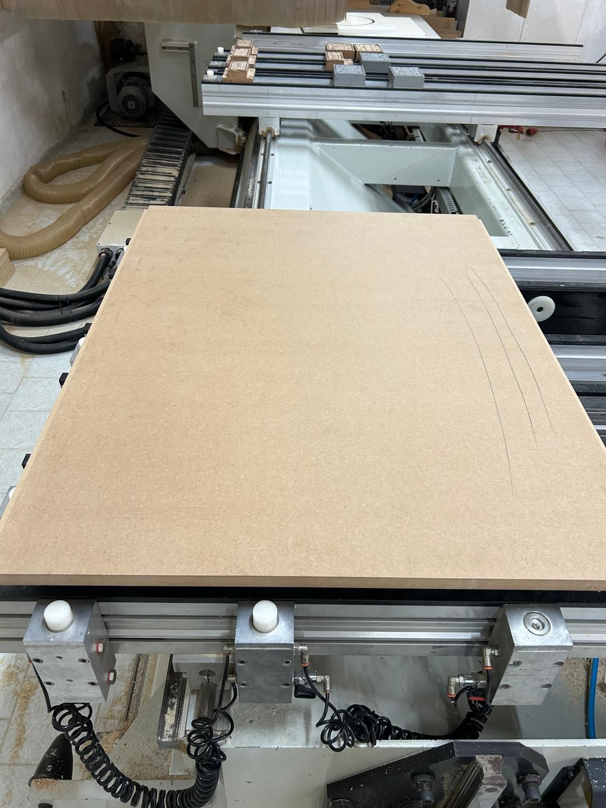 Un foglio di cartone su un nastro trasportatore in una linea di assemblaggio di macchinari industriali.