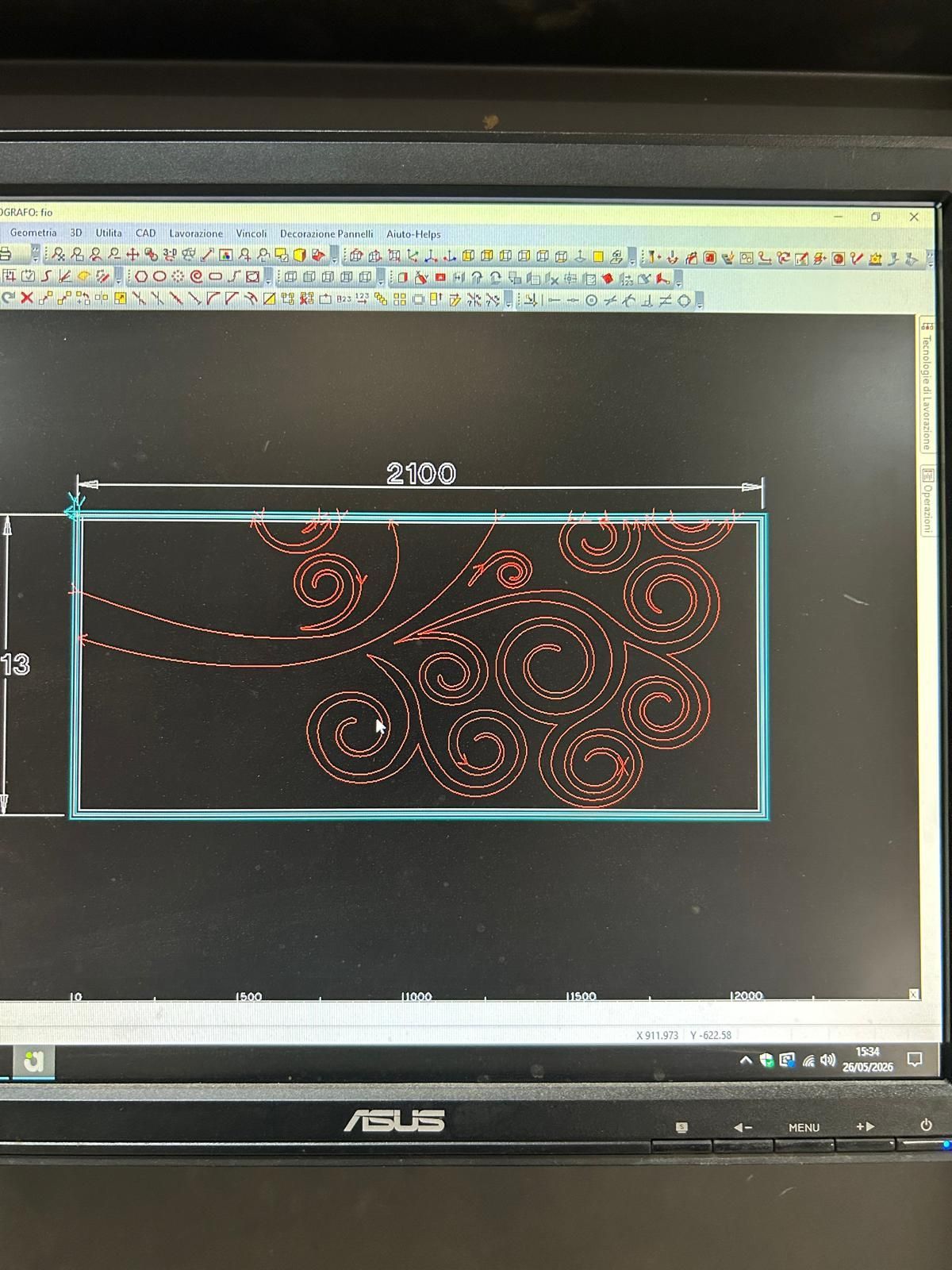 Schermata di computer che mostra un layout CAD con motivi a spirale rossi all'interno di un contorno rettangolare ciano.