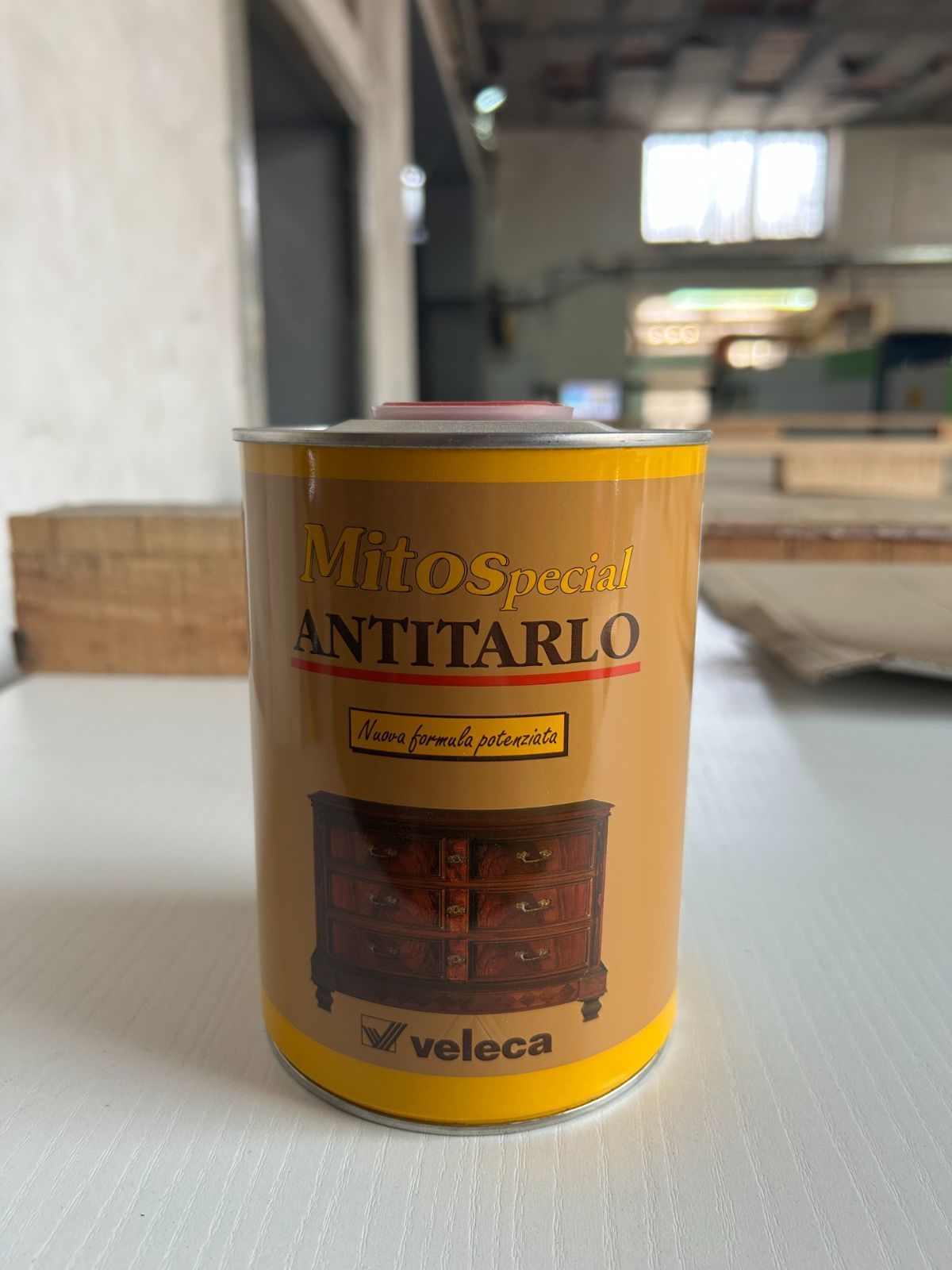 Barattolo di vernice metallica gialla con l'etichetta