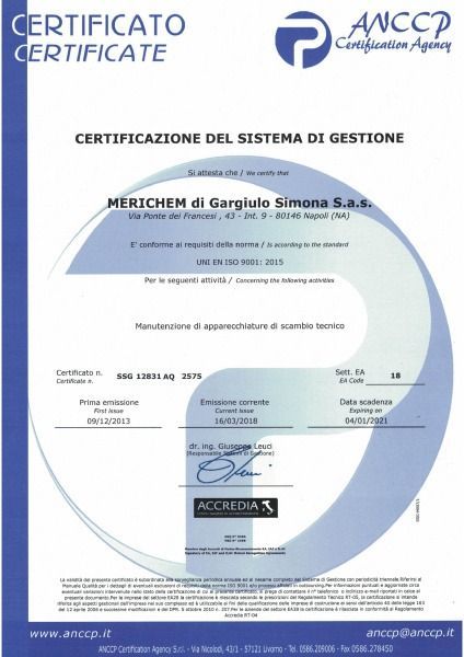 Tecnico Merichem che ispeziona uno scambiatore a piastre smontato