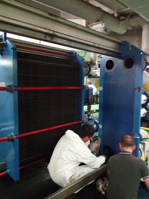 Tecnico Merichem durante la manutenzione chimica di piastre di scambiatore