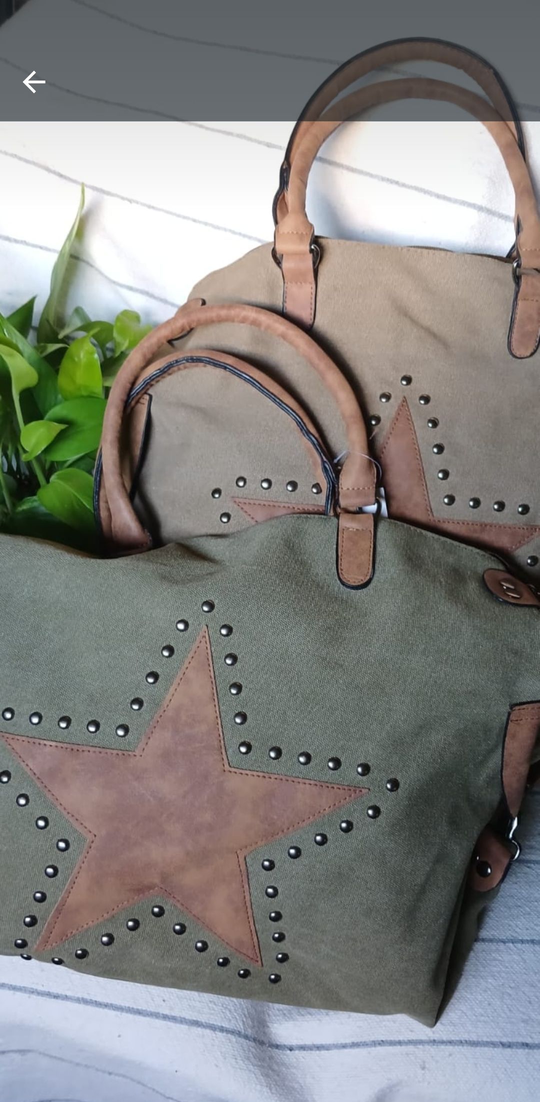 Dos bolsos de mano con estampado de estrellas, uno gris y otro azul, con asas color camel y apliques de estrellas marrones.