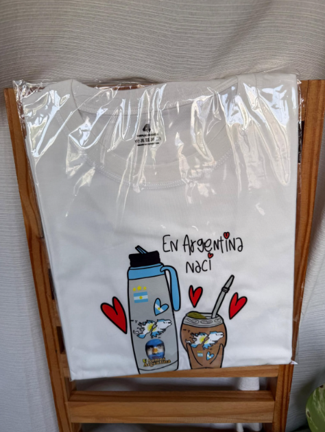Camiseta blanca con un dibujo colorido de una botella de agua y un vaso, además de “En Argentina NO!” y corazones rojos.