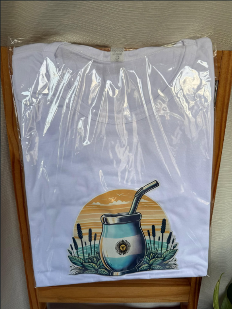 Camiseta blanca con un dibujo colorido de una botella de agua y un vaso, además de “En Argentina NO!” y corazones rojos.