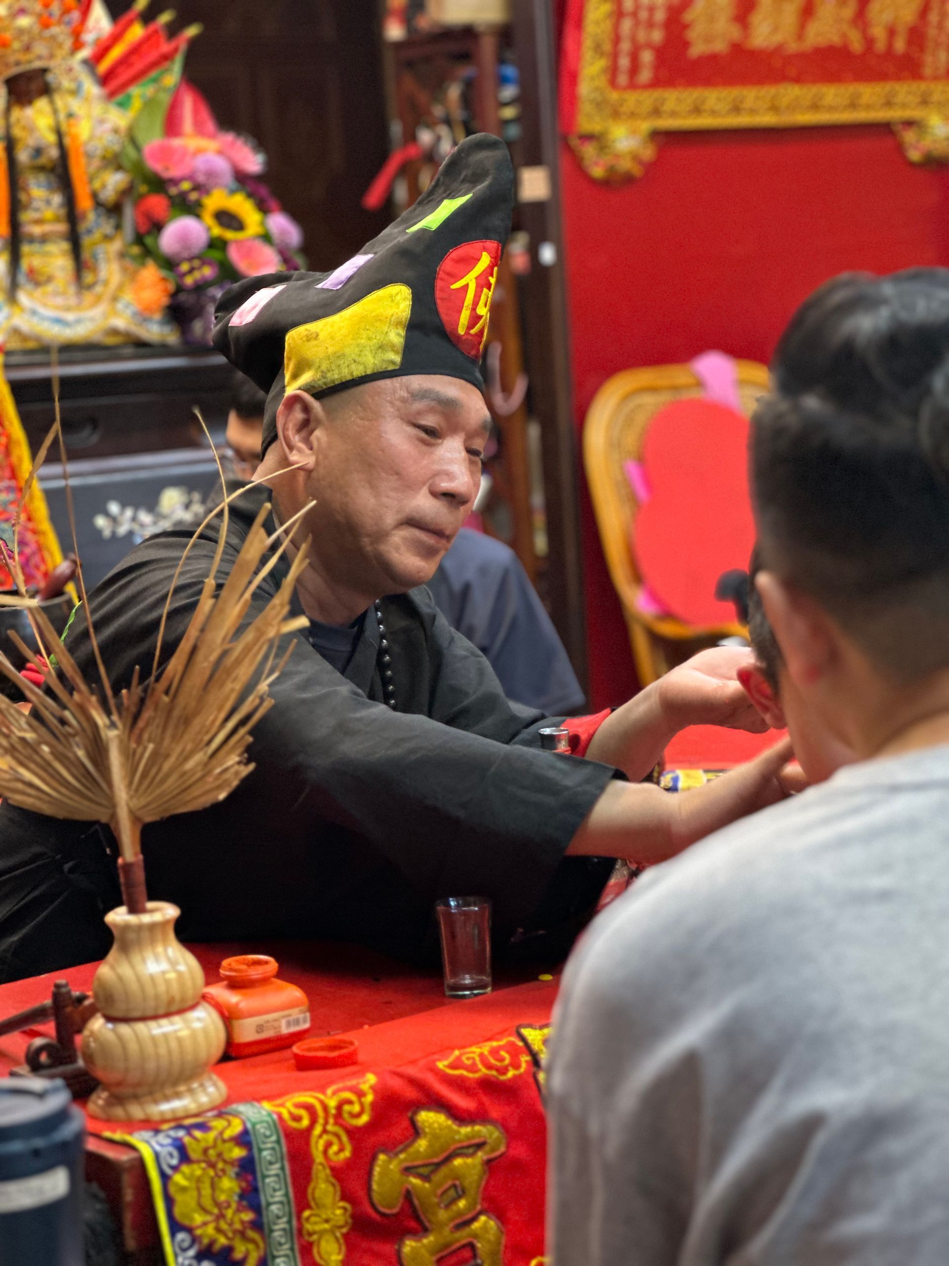 濟公師父救世紅色祭壇前舉行儀式，祭壇上擺放著香燭和供品。