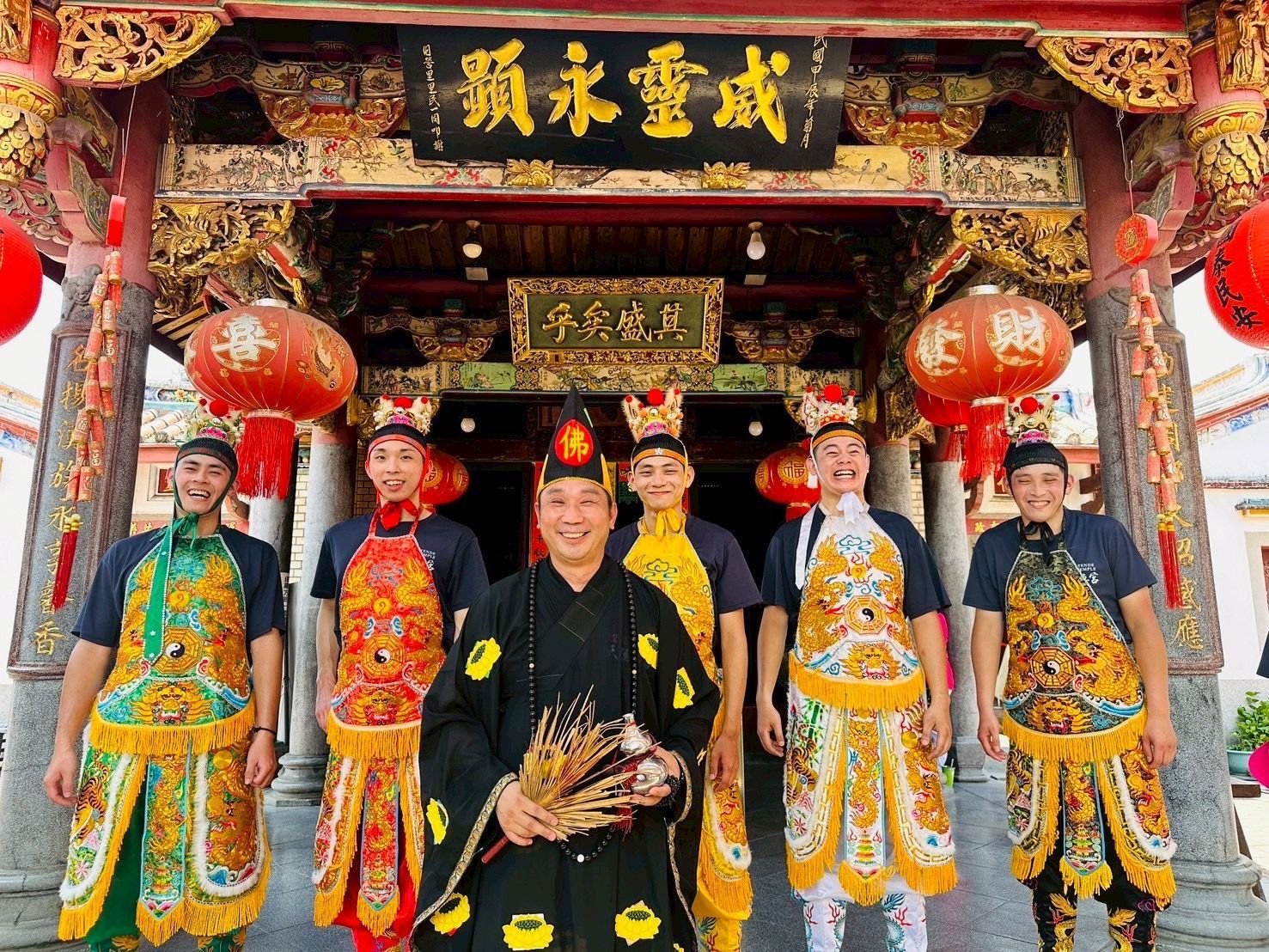 濟公師父與五方太子合影。