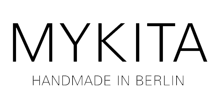 הלוגו של mykita בעבודת יד בברלין הוא שחור ולבן.