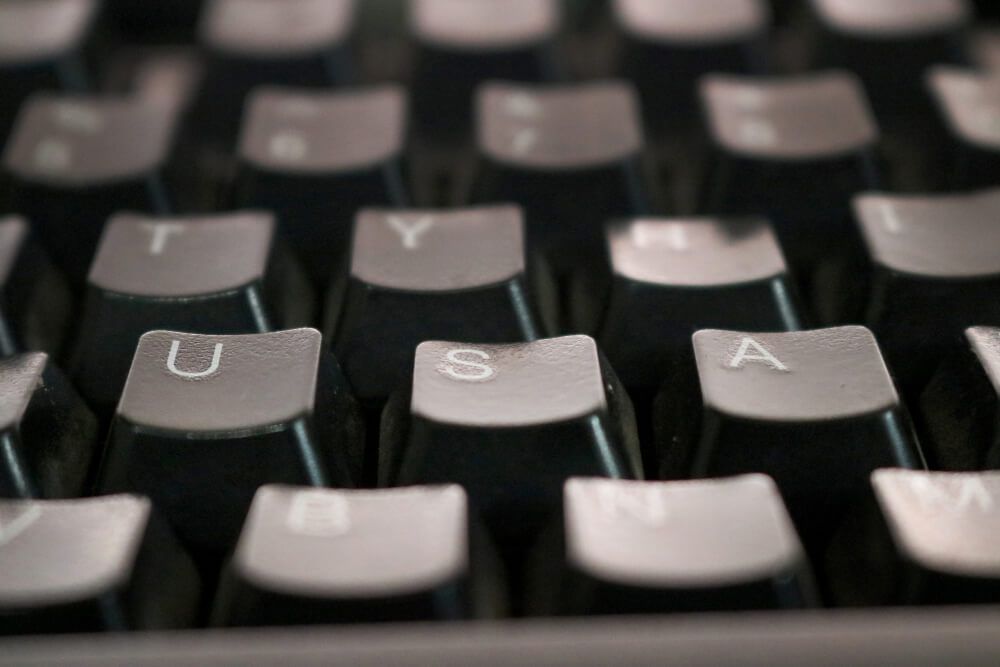 Un primer plano de un teclado con las teclas u y s visibles