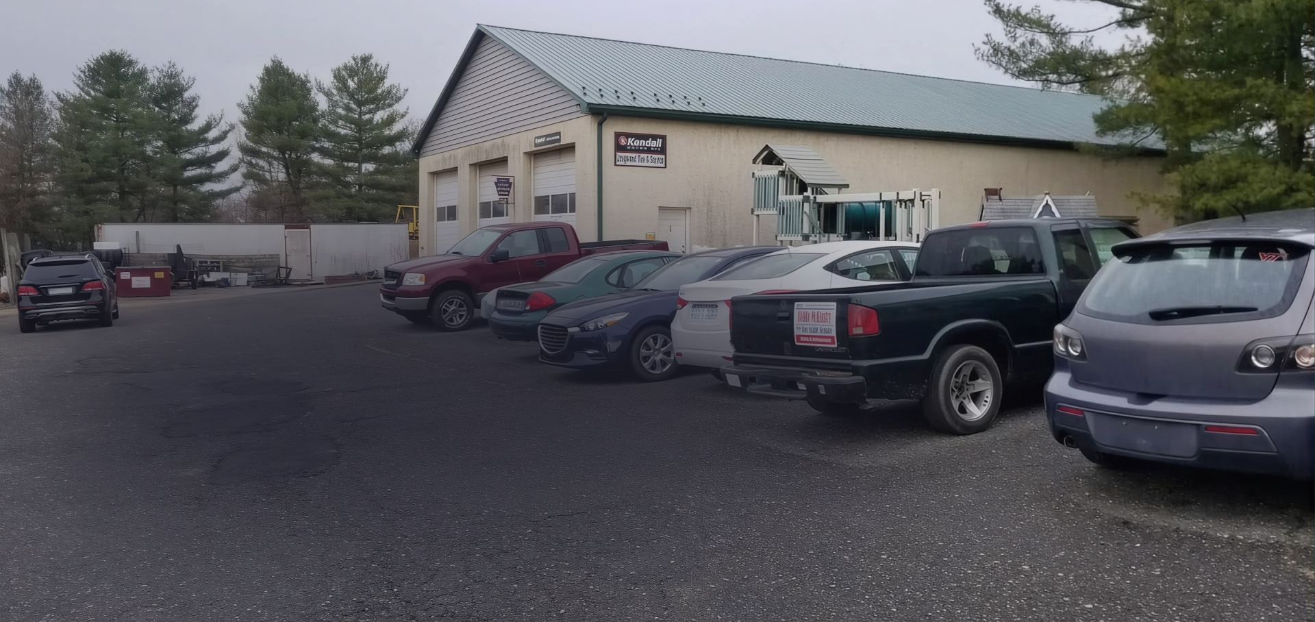 Cars parked in front of the shop | Longwood Tire & Service LLC
