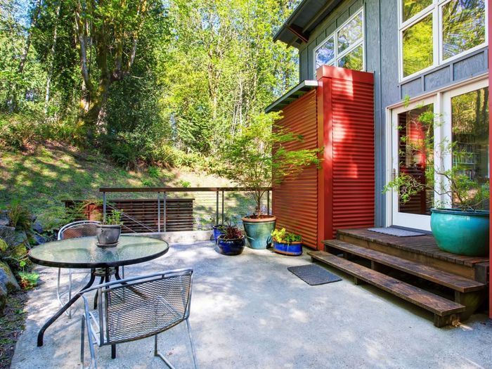 Concrete Backyard patio in Ottawa with table and chairs