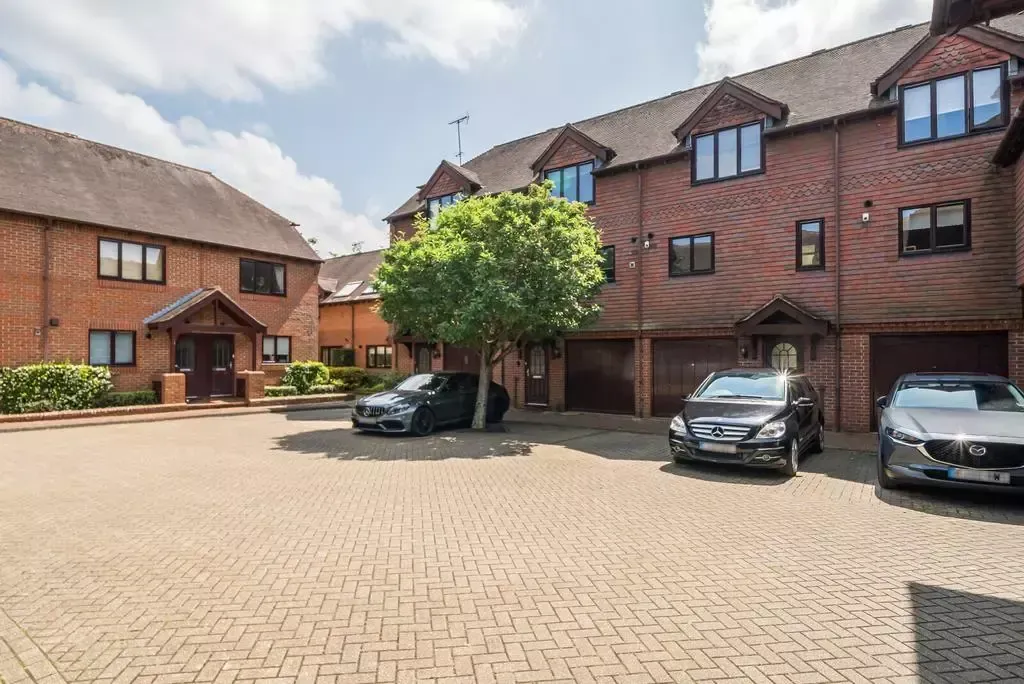 How to change the management company of our leaseholds in Farnham