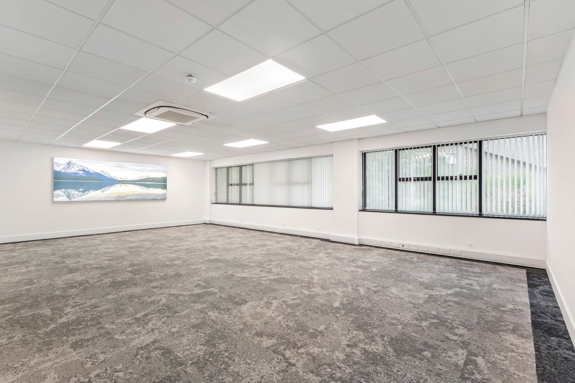 Offices with windows to rent in Farnham