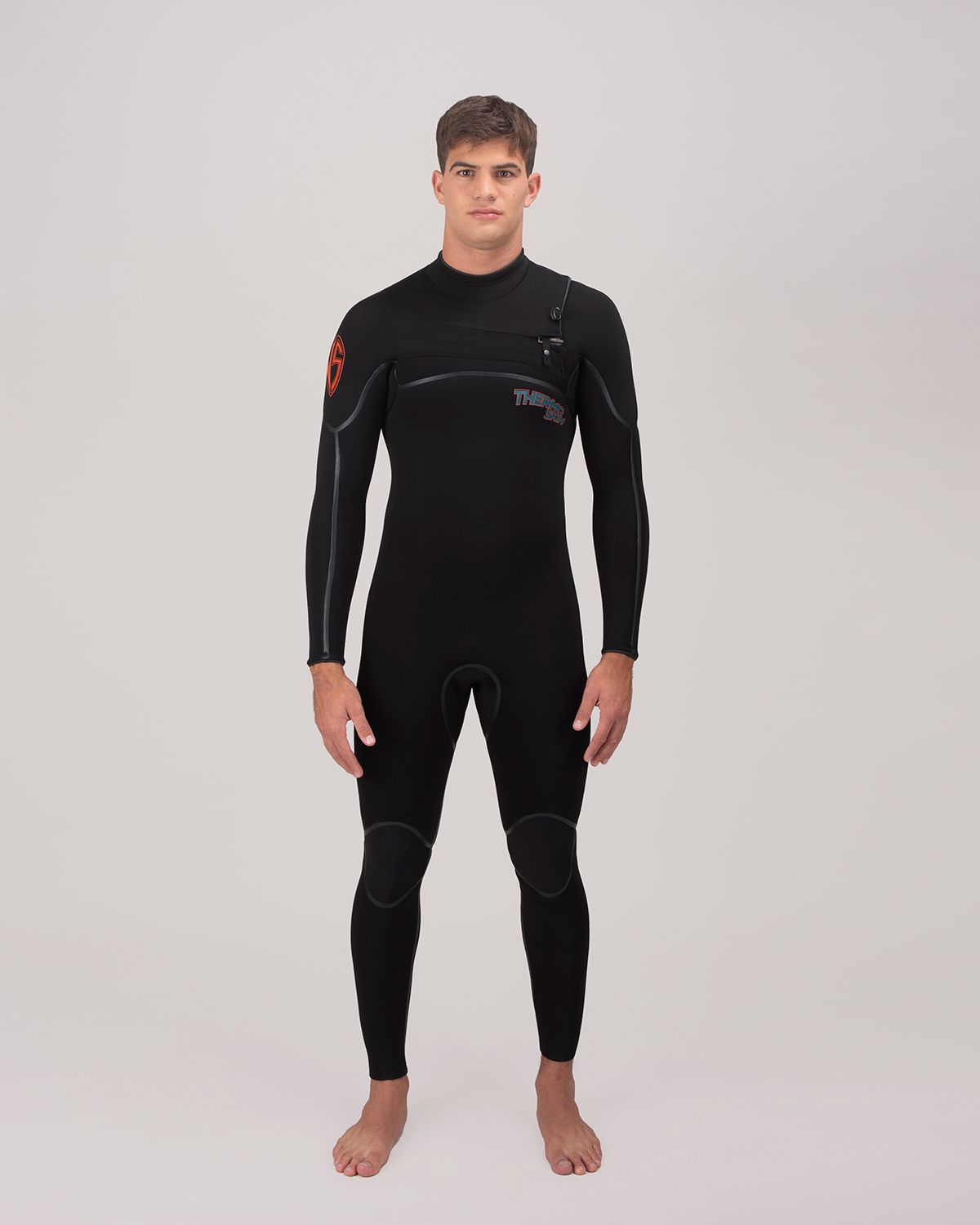 Hombre con traje de neopreno negro, con un traje de neopreno con un logotipo rojo en el hombro, mirando hacia adelante.