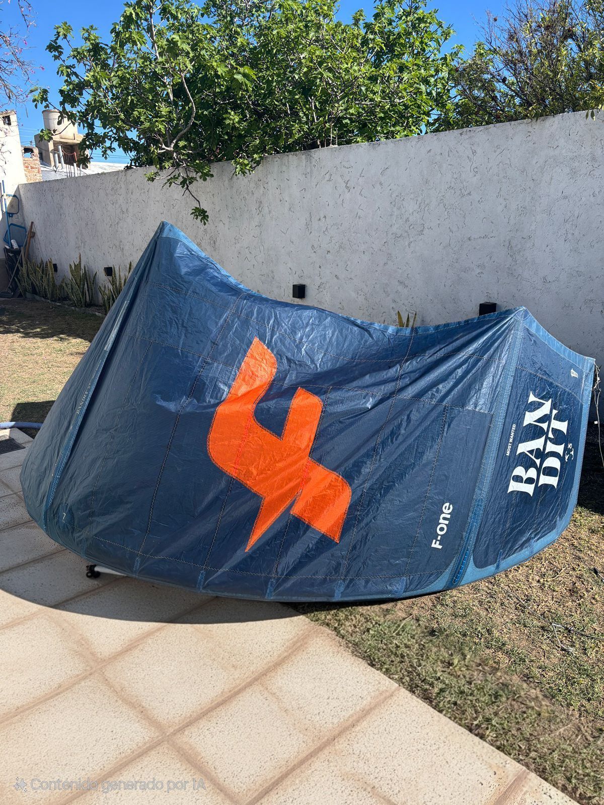 Cometa azul y naranja en patio, marca 