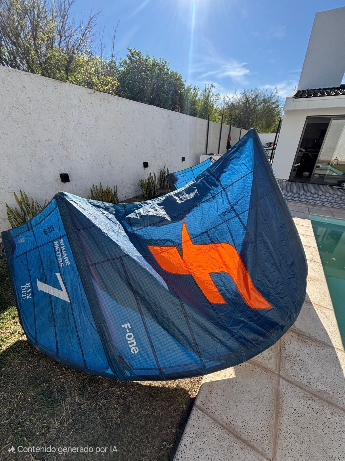 Cometa azul y naranja en patio, marca 