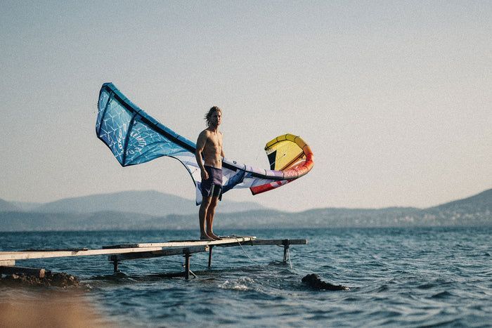 Cometa de kitesurf colorida con tonos degradados, etiquetada 