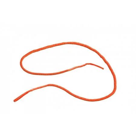 Cordón de zapato de color naranja, curvado y doblado sobre un fondo blanco.