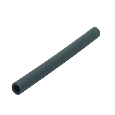 Tubo hueco de color gris oscuro, en ángulo, aislado sobre fondo blanco.