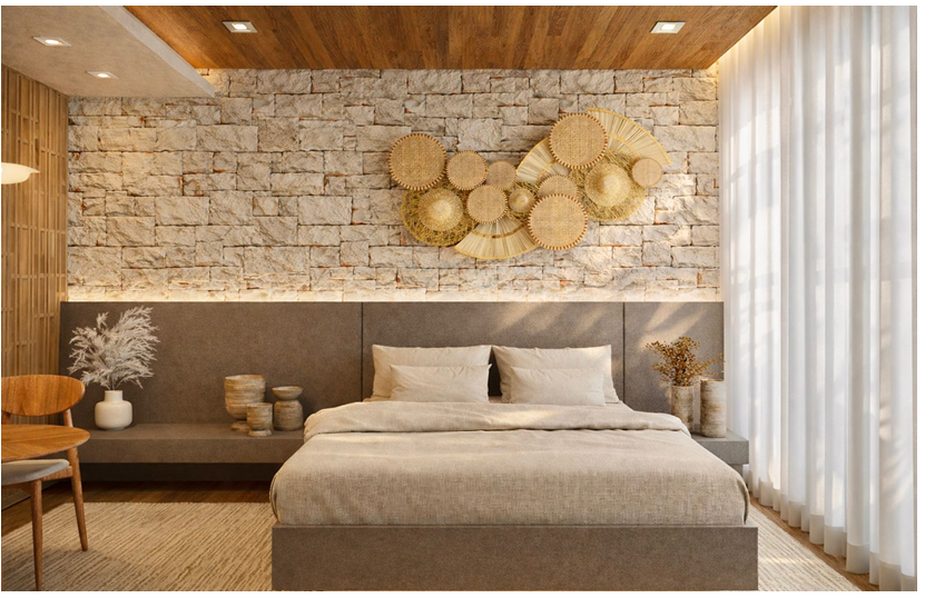 Quarto minimalista com parede de destaque em pedra, cama bege, decoração de parede em tecido e cortinas transparentes.