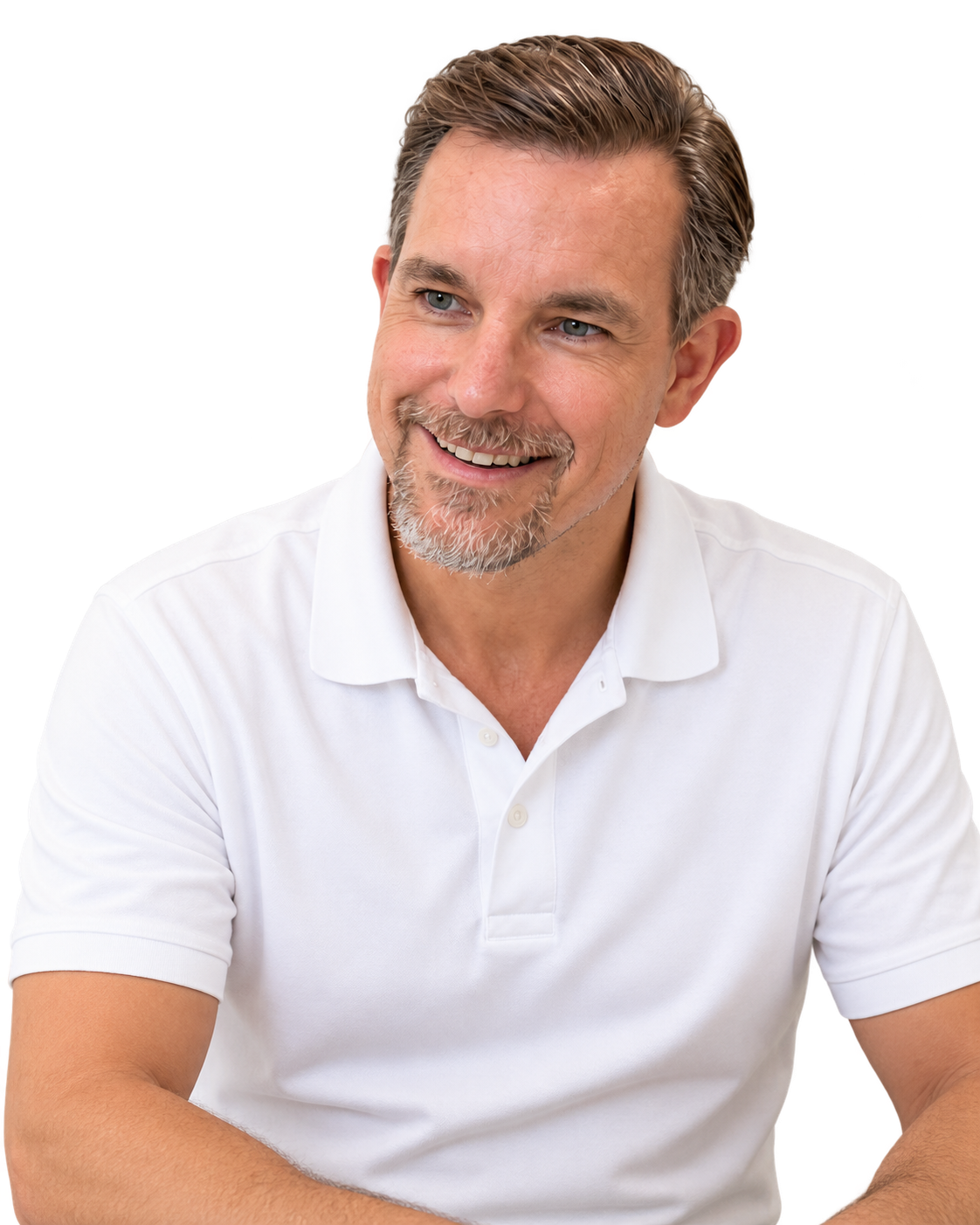 Lächelnder Heilpraktiker in einem weißen Poloshirt vor weißem Hintergrund