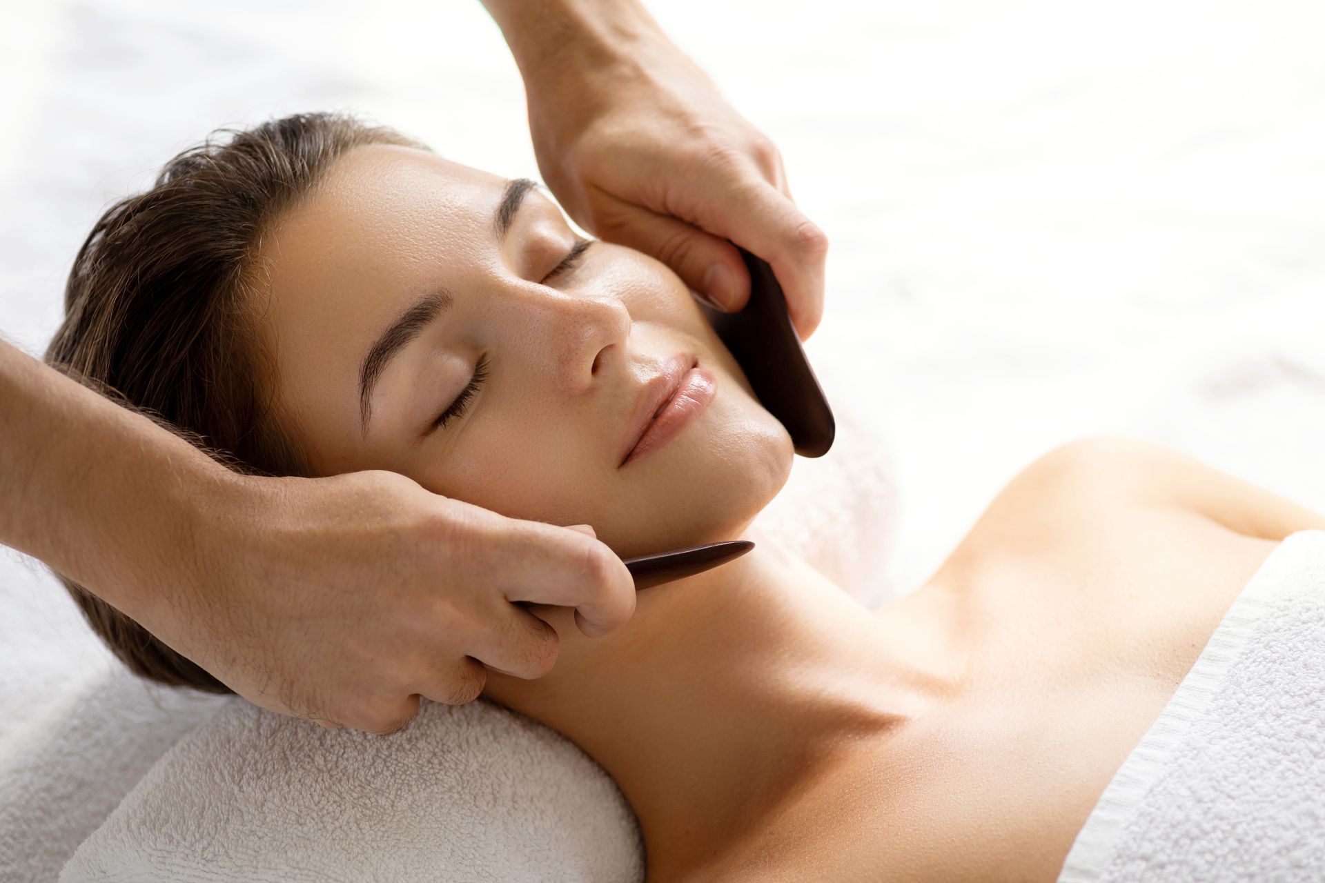Gua Sha Behandlung Gesicht
