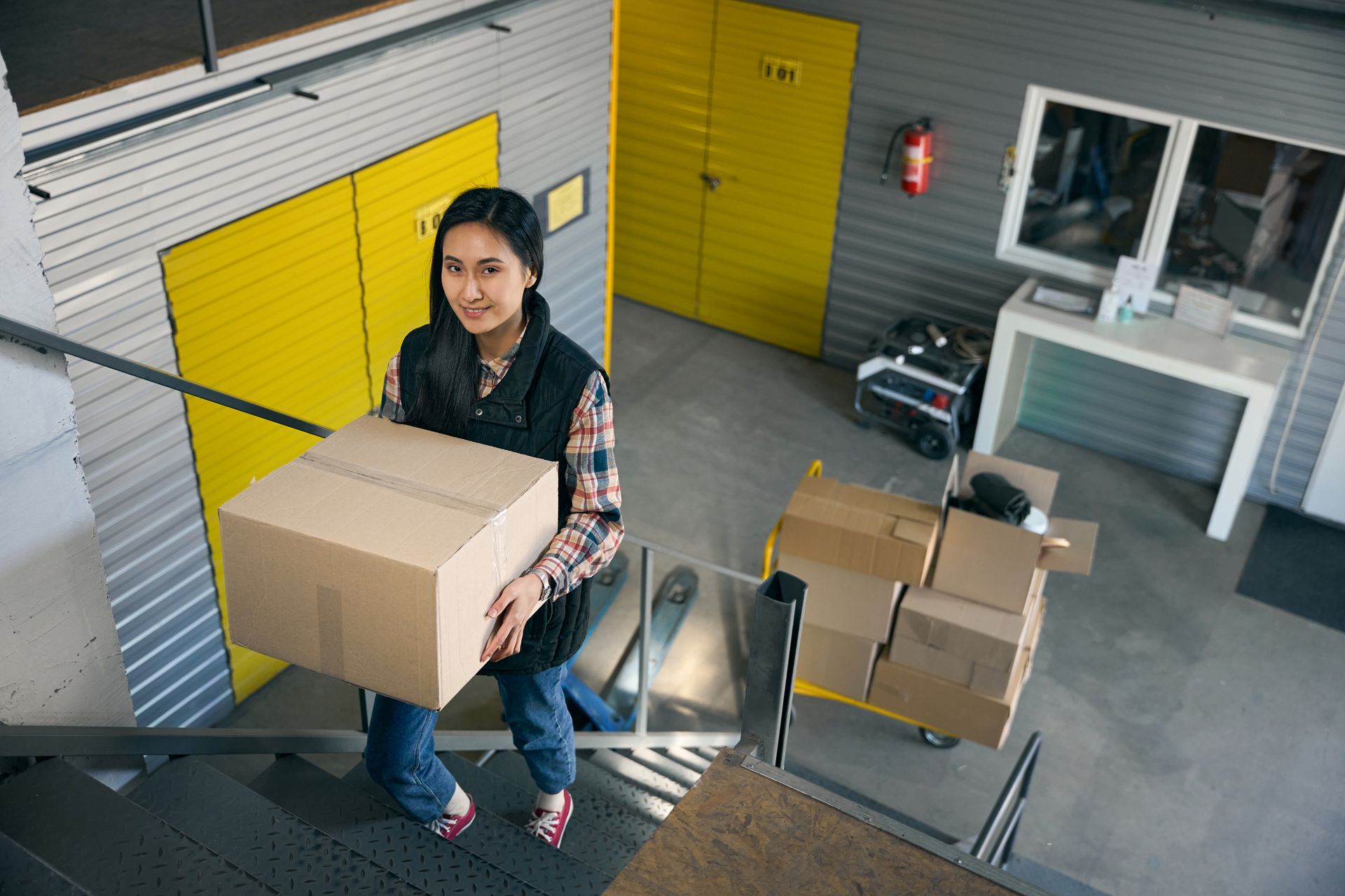 Customer carrying boxes into storage units in Anderson, SC during a move