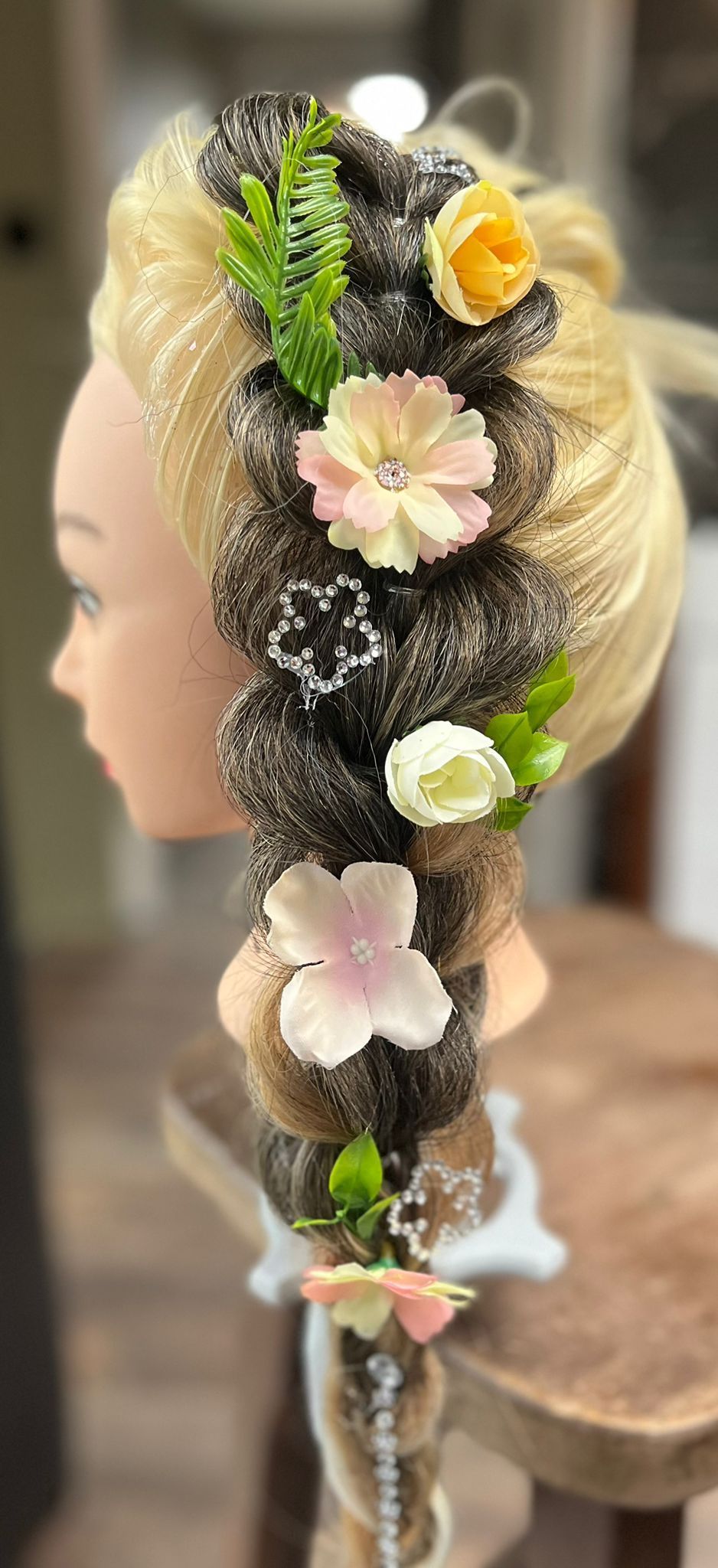 Rapunzel vecht met bloemen en strikjes en glitters